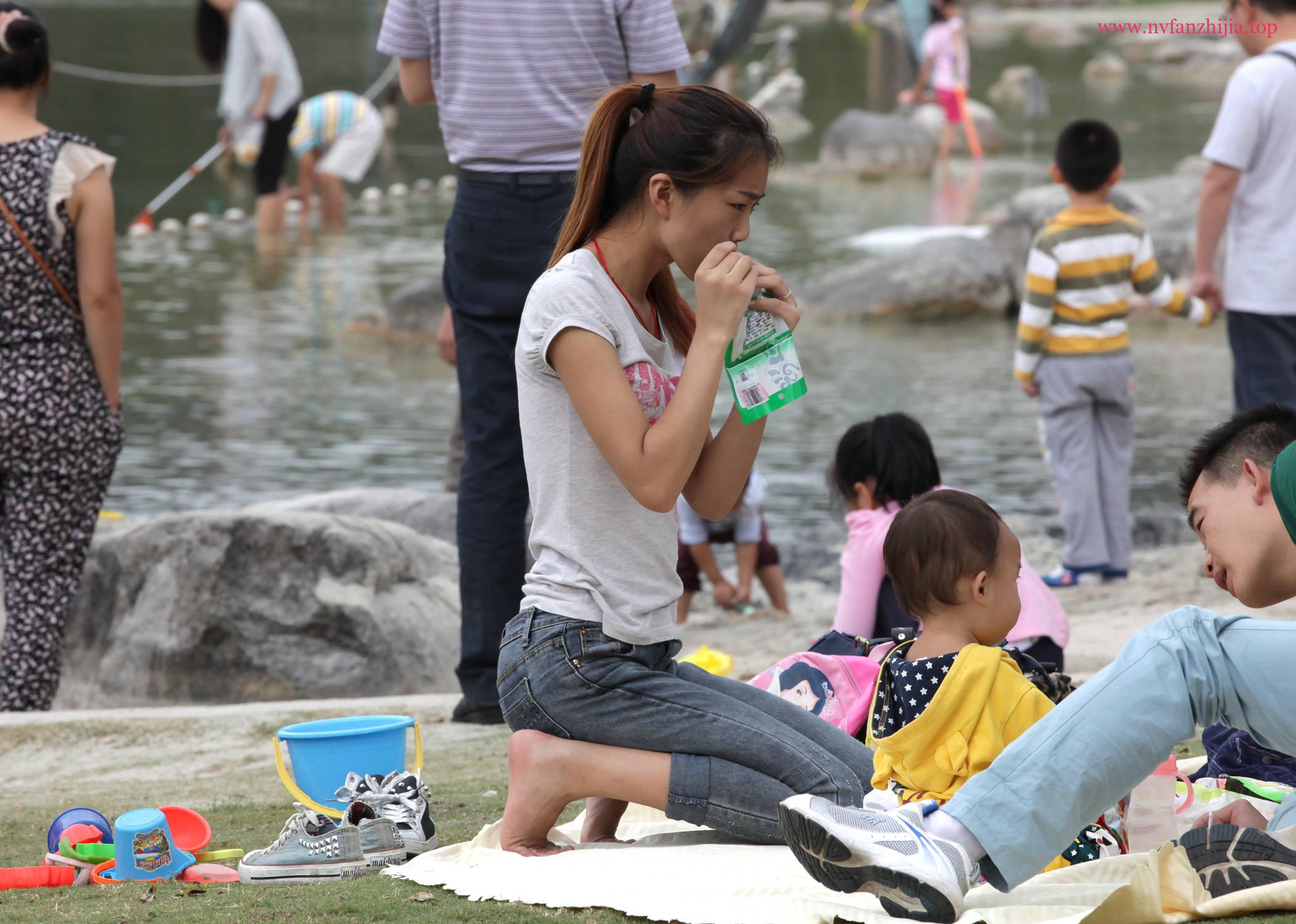 年轻妈妈在忙碌中把玉足暴露了（20P）