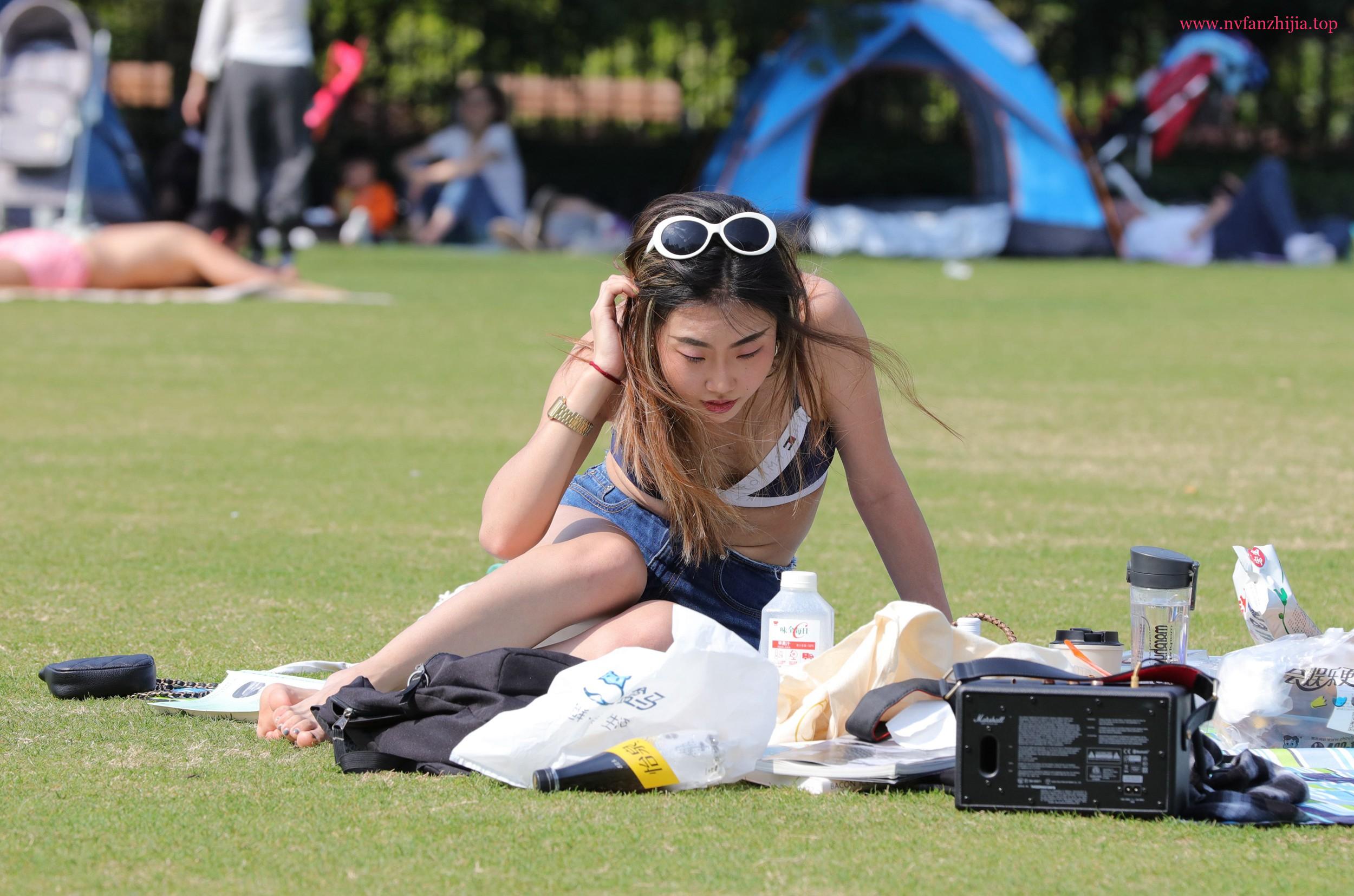 火辣女孩泳装上阵，热裤长腿自带强大气场（34P）