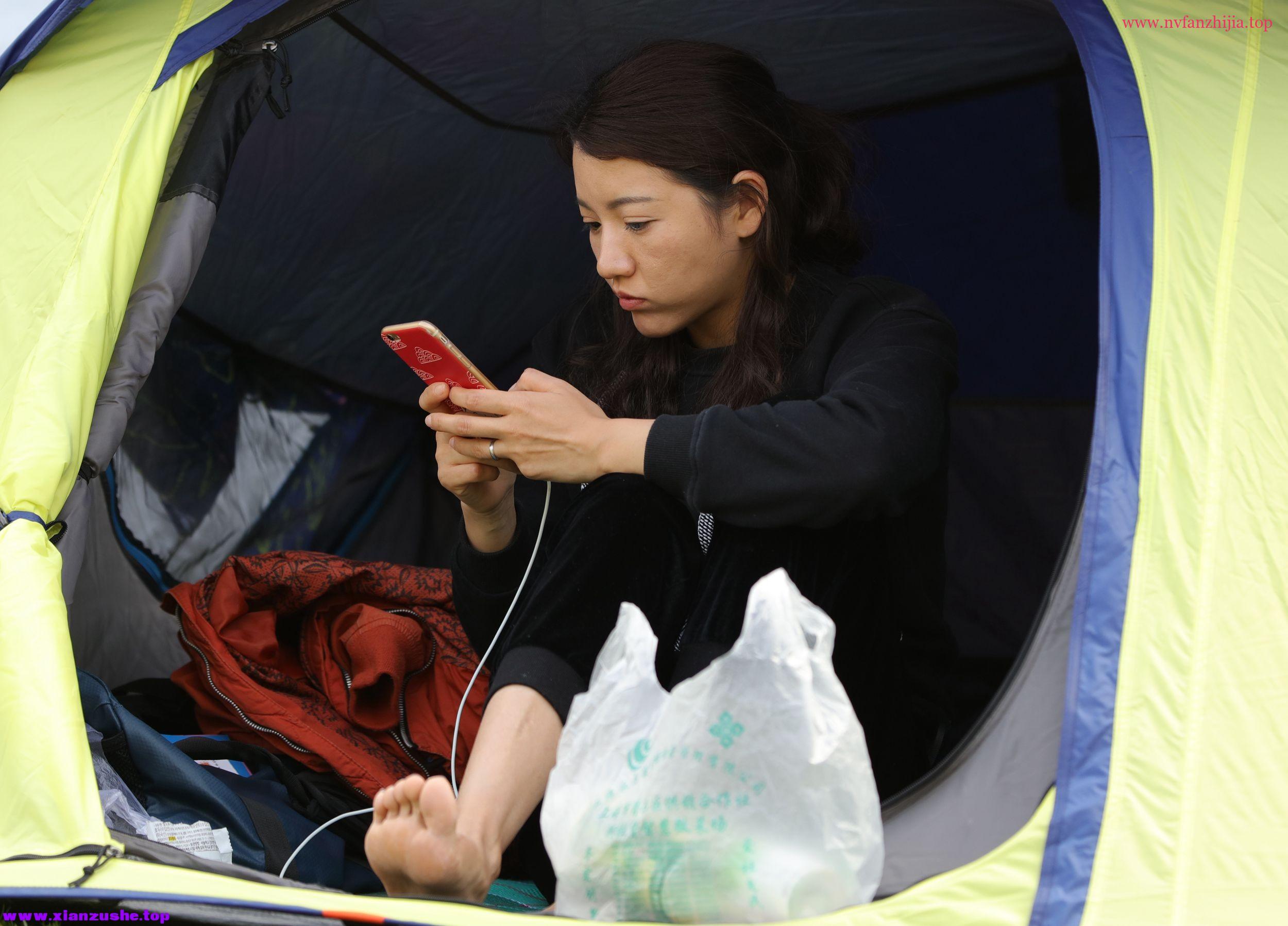 漂亮少妇卖萌自拍后掉转方向，瞬时门户大开，美足全面失守 第二套 38P